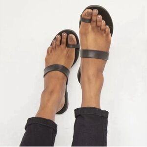 EEUC like NEW Jenni Kayne Black Leather Toe Ring Sandals Size 40